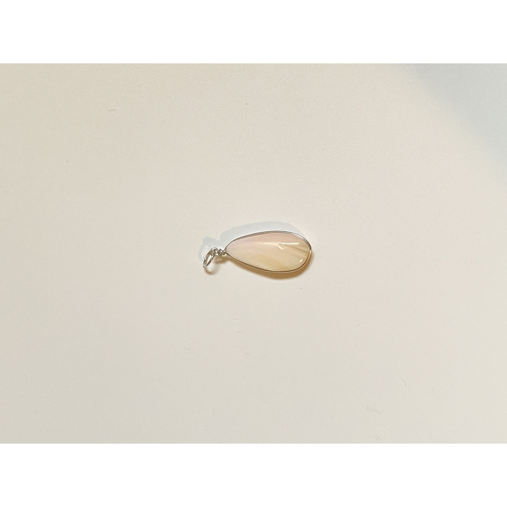Vintage Shell Elegant Teardrop Pendant in Cream
